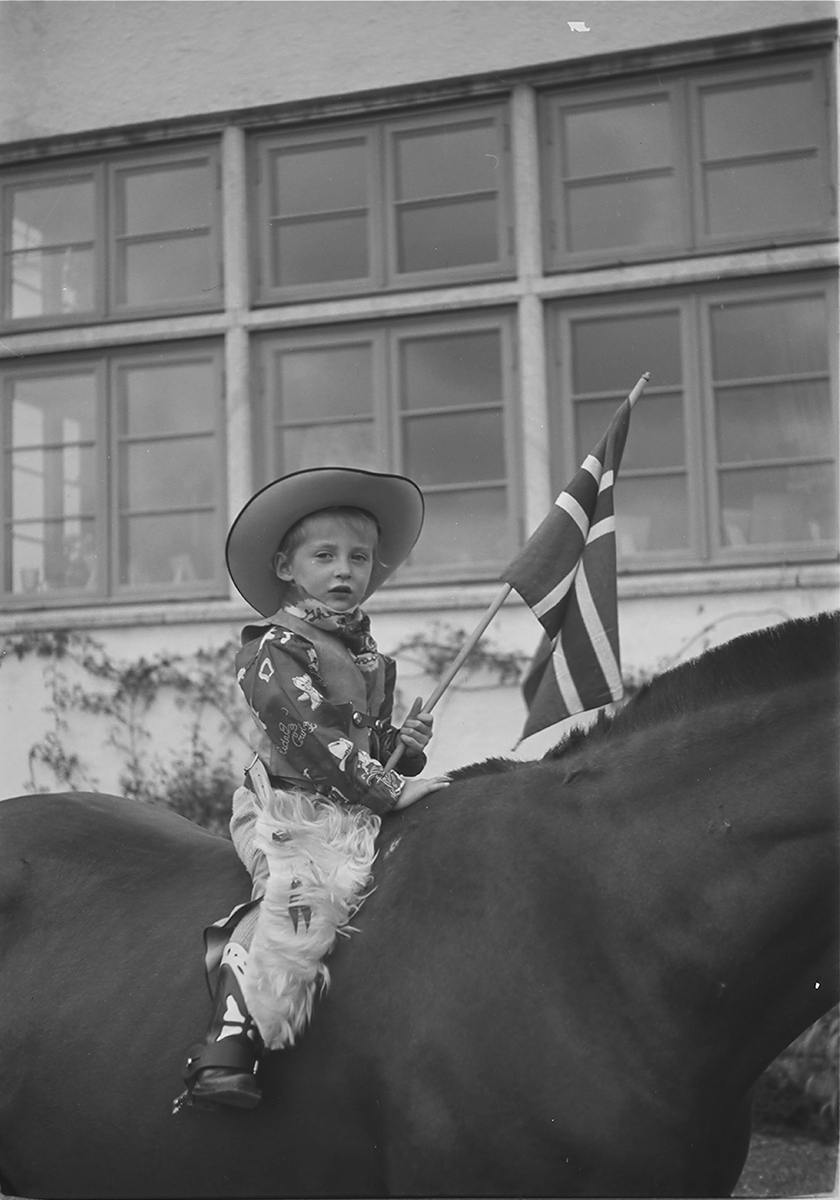 Arveprinsen til hest i fullt cowboyutstyr.