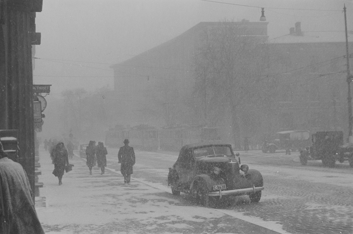 Personer og trafikk vinterstid i Henrik Ibsens gate, Oslo. Fotografert 1940.