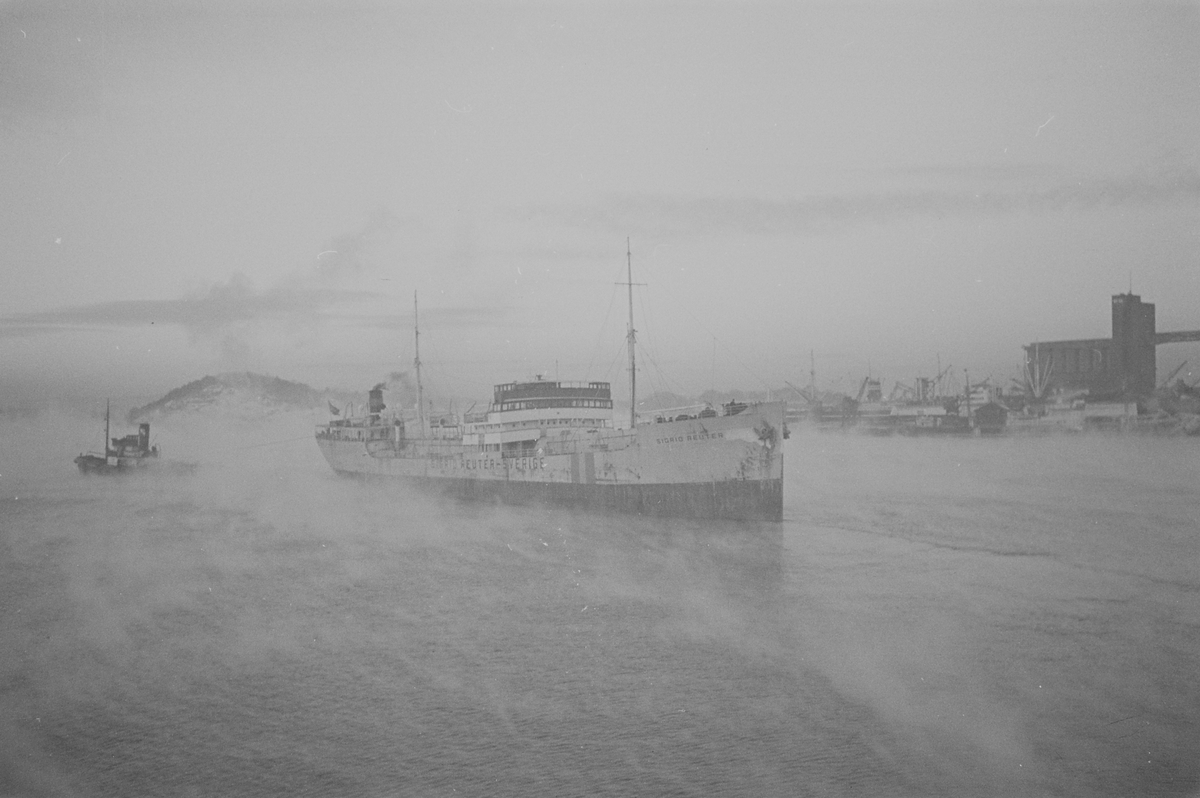 Båten M/T "Sigrid Reuter" fra Sverige , bygget 1926. Utenfor Nylands verksted, Oslo. Fotografert 1940.