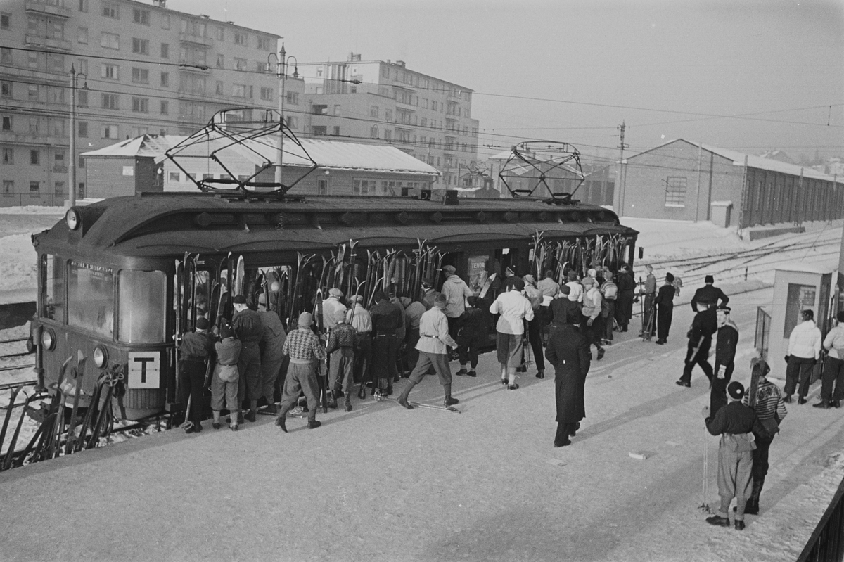Skikledde mennersker på Holmenkollbanen ved Majorstuen Stasjon. Fotografert 1940.