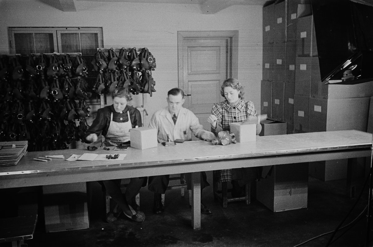 Arbeidere ved gassmaskeproduksjonen ved Askim Gummivarefabrikk. Fotografert 1940.