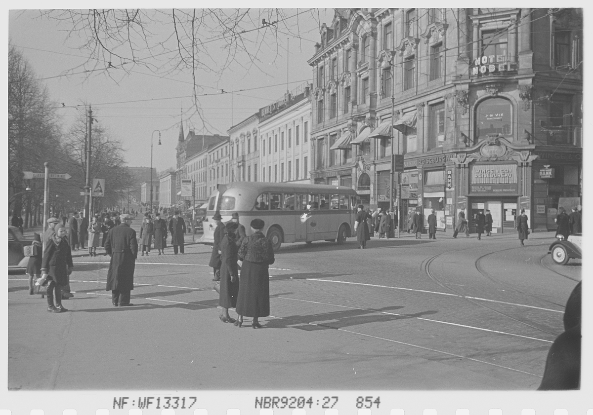 Byliv på Karl Johans gate, Oslo. Fotografert 1940.