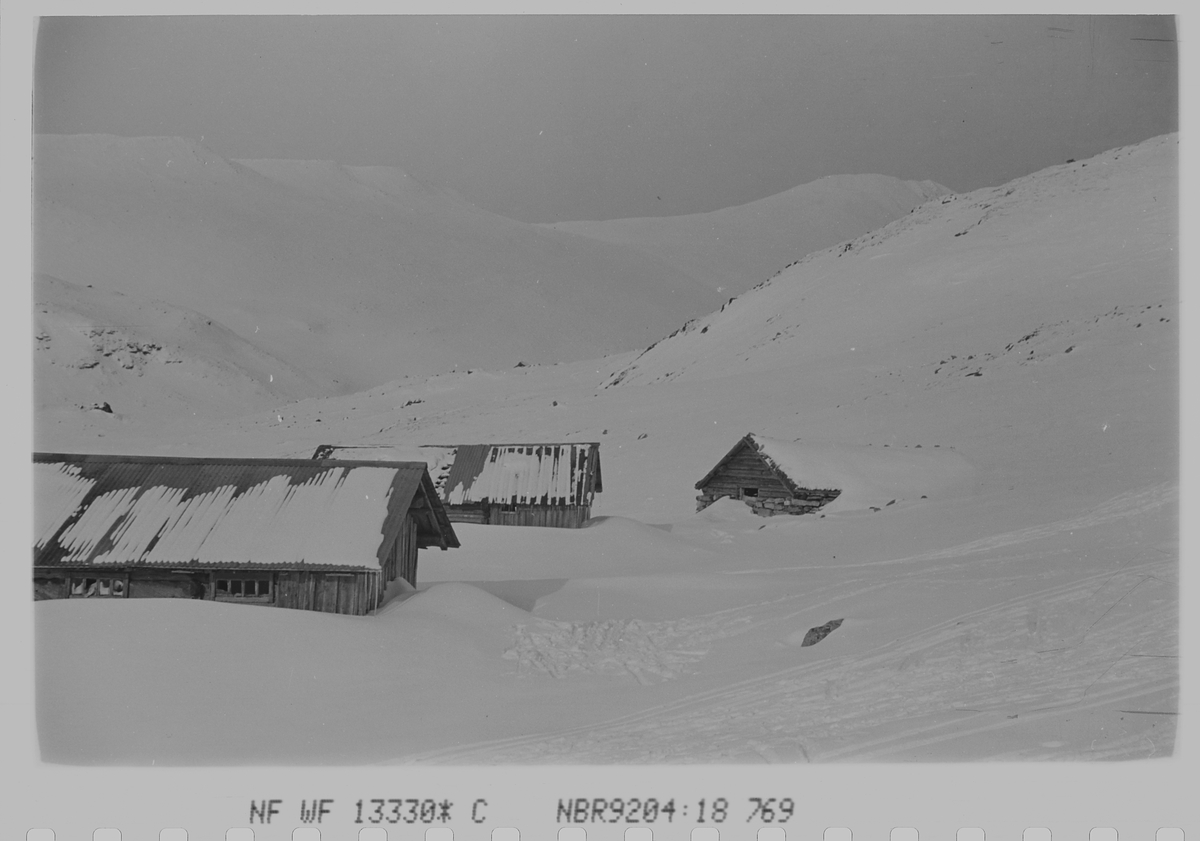 Seterbygninger i fjellheimen vinterstid. Fotografert 1940.