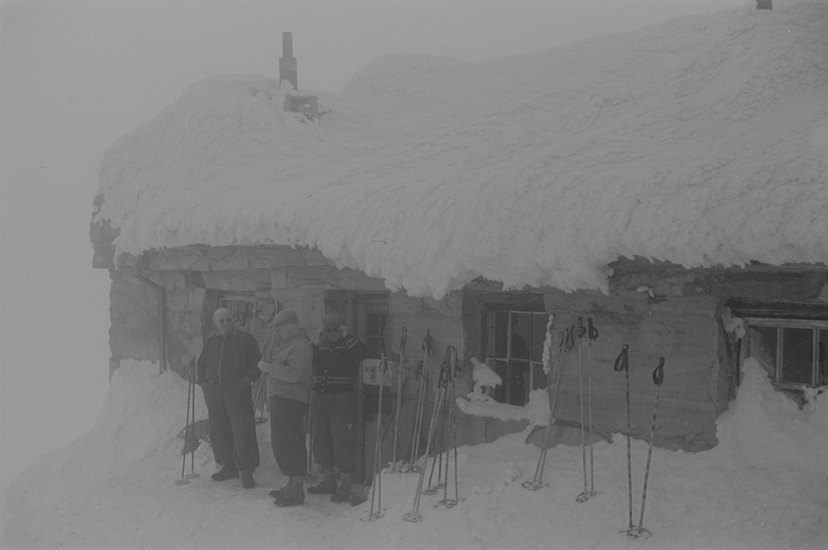 Skigåere utenfor Gaustahytta i påsken. Fotografert 1940.