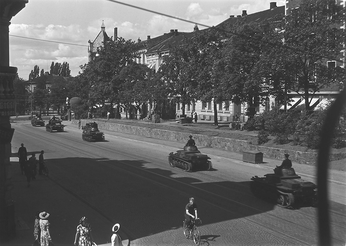 Tyske panservogner på Drammensveien ved Solli Plass. Fotografert      1. juli 1940.