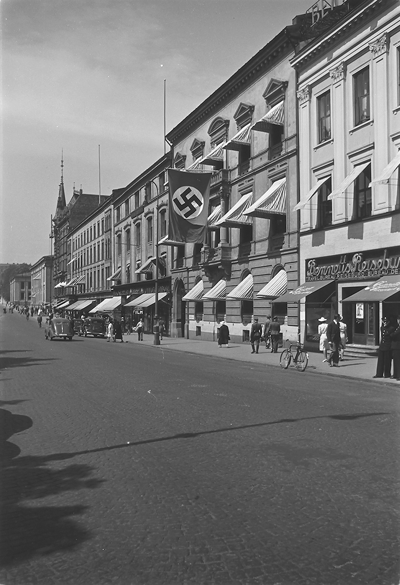 Nazistflagg med hakekors på Karl Johans gate, Oslo. Fotografert 1940.