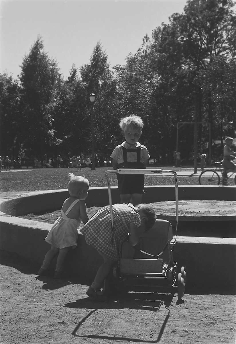 Barn som leker i sandkasse i Frognerparken. Fotografert 1940.