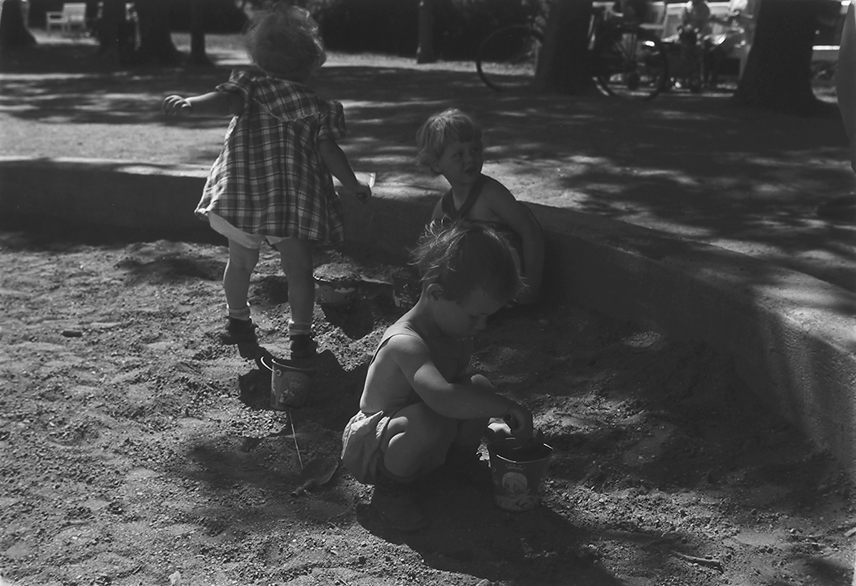 Tre små barn som leker i sandkasse i Frognerparken. Fotografert 1940.