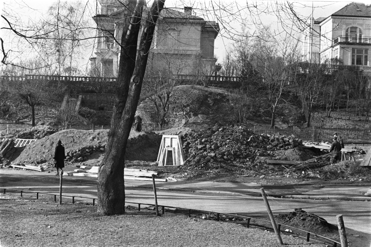 Arbeider med tilfluktsrom ved Skarpsnoparken, Drammensveien 88b og c i bakgrunn. Fotografert 1940.