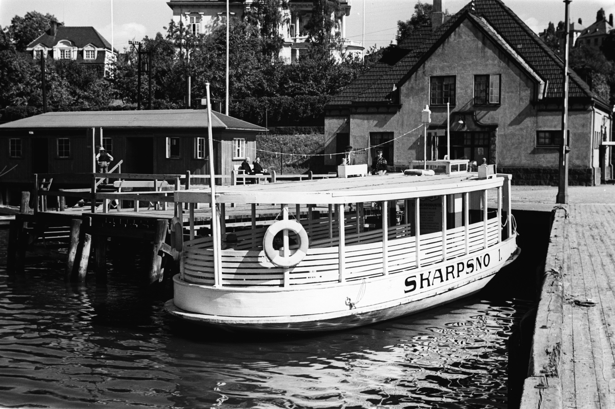 Fergen "Skarpsno 1" ved fergeleie. Skarpsno stasjon, Oslo. Fotografert 1940.