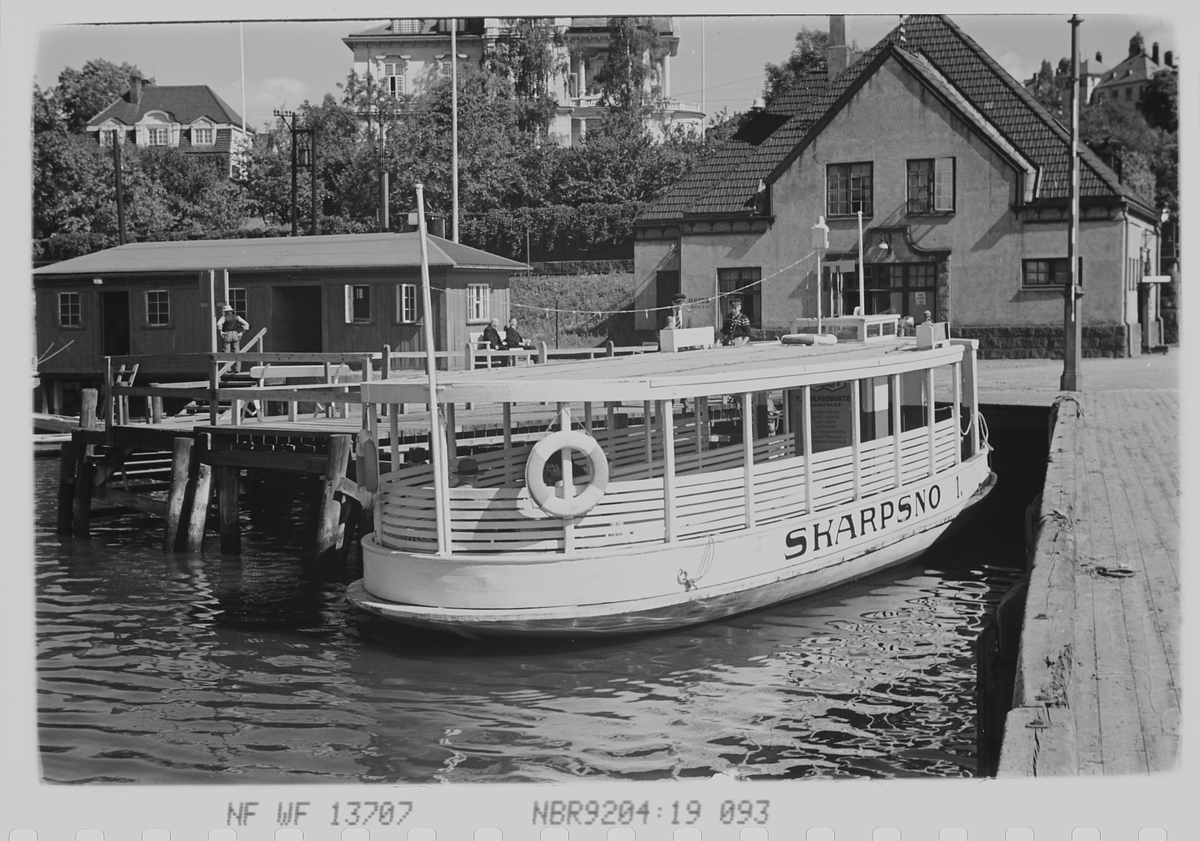 Fergen "Skarpsno 1" ved fergeleie. Skarpsno stasjon, Oslo. Fotografert 1940.
