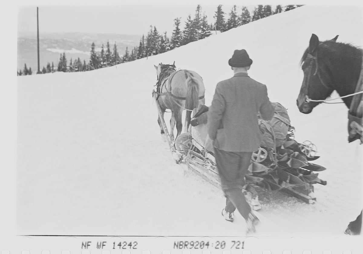 Ski- og bagasjekjøring med hest og slede antatt ved Fjellhvil Hotell på Norefjell, Krødsherad. Fotografert 1941.