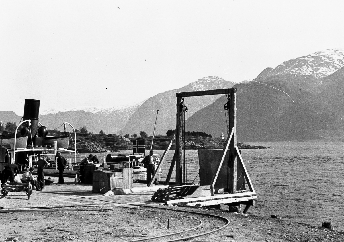 På bryggen i Hermansverk med dampbåt til kai. Leikanger, Sogn og Fjordane. Fotografert 1941.