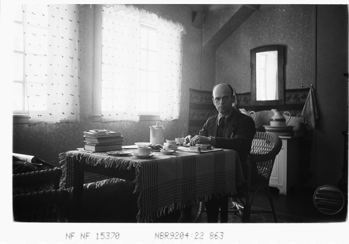 Robert Charles Wilse fotografert på sitt hotellrom av Anders Beer Wilse. Fotografert 1942