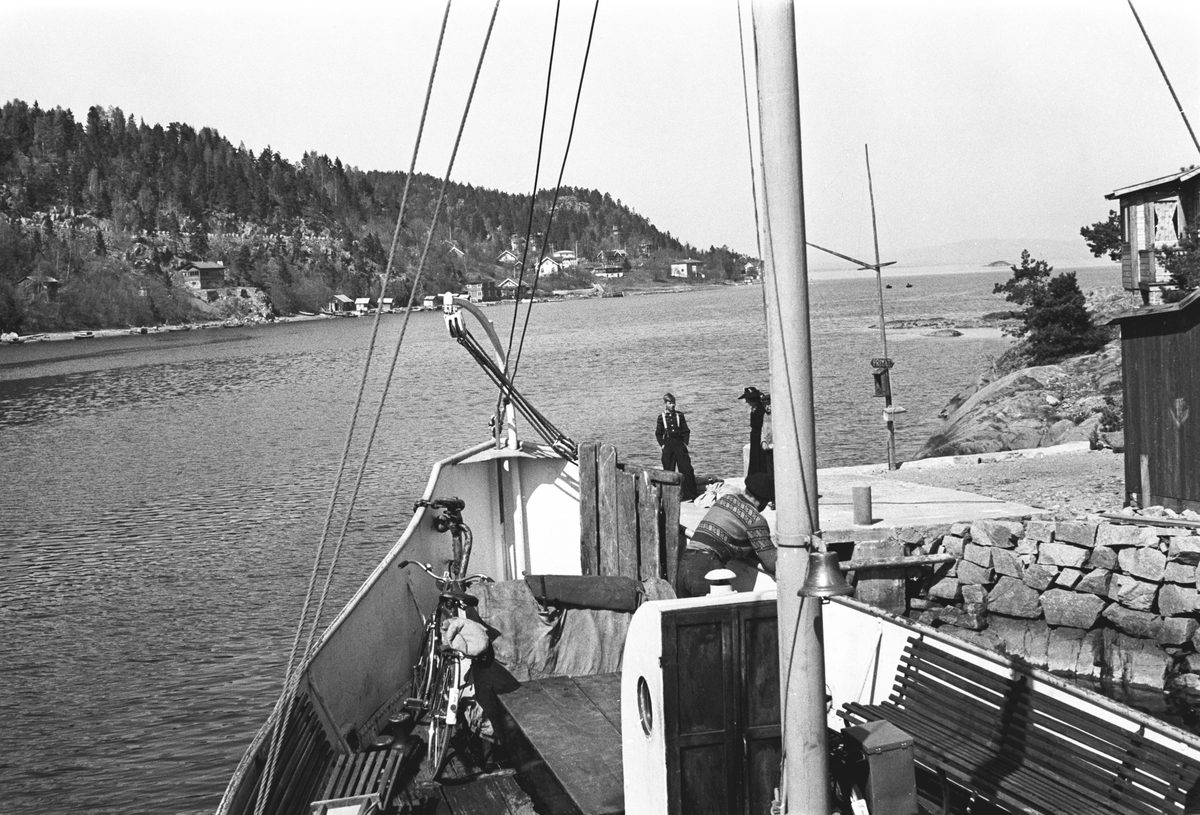 Ferge til kai på Killingholmen ved Åros, Asker. Oslofjorden. Fotografert 1942.
