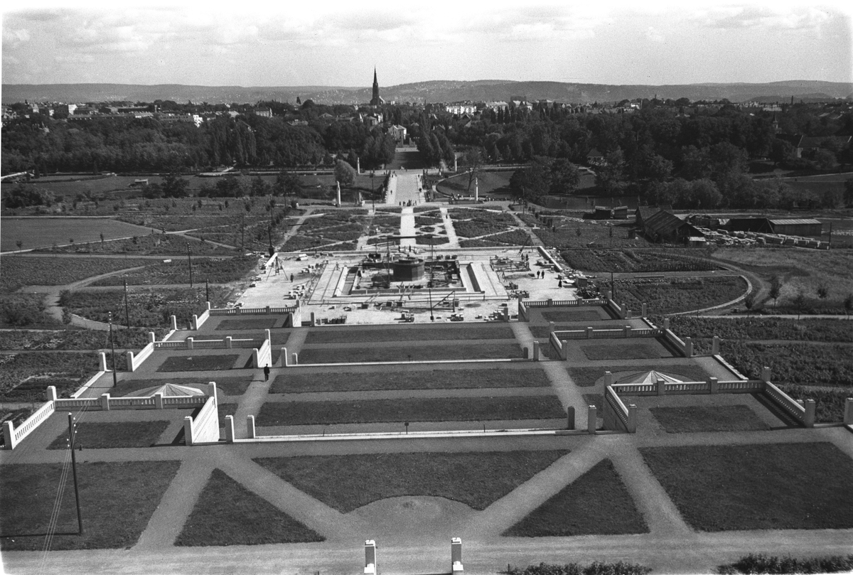 Vigelandsparken sett fra Monolitten og mot Uranienborg Kirke. Et imponerende anlegg som fortsatt gleder turister og byens innbyggere.
