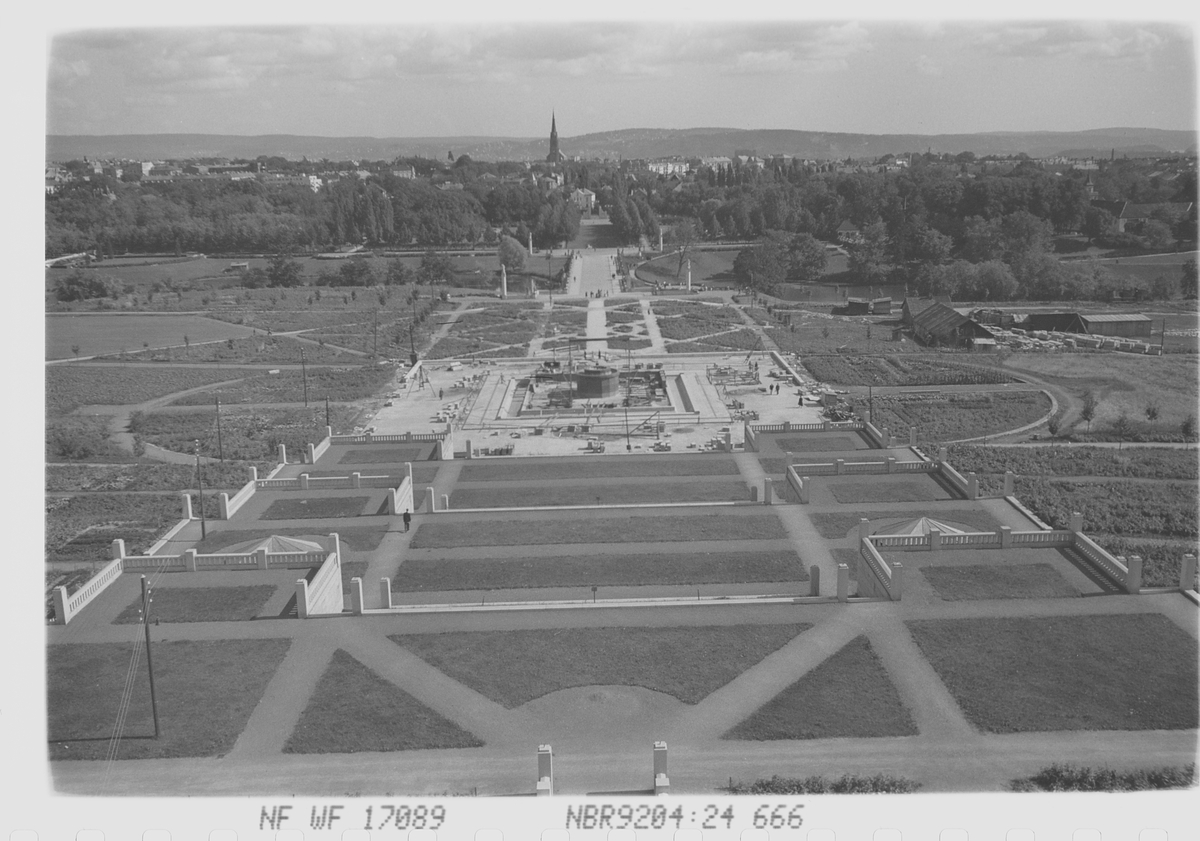 Vigelandsparken sett fra Monolitten og mot Uranienborg Kirke. Et imponerende anlegg som fortsatt gleder turister og byens innbyggere.
