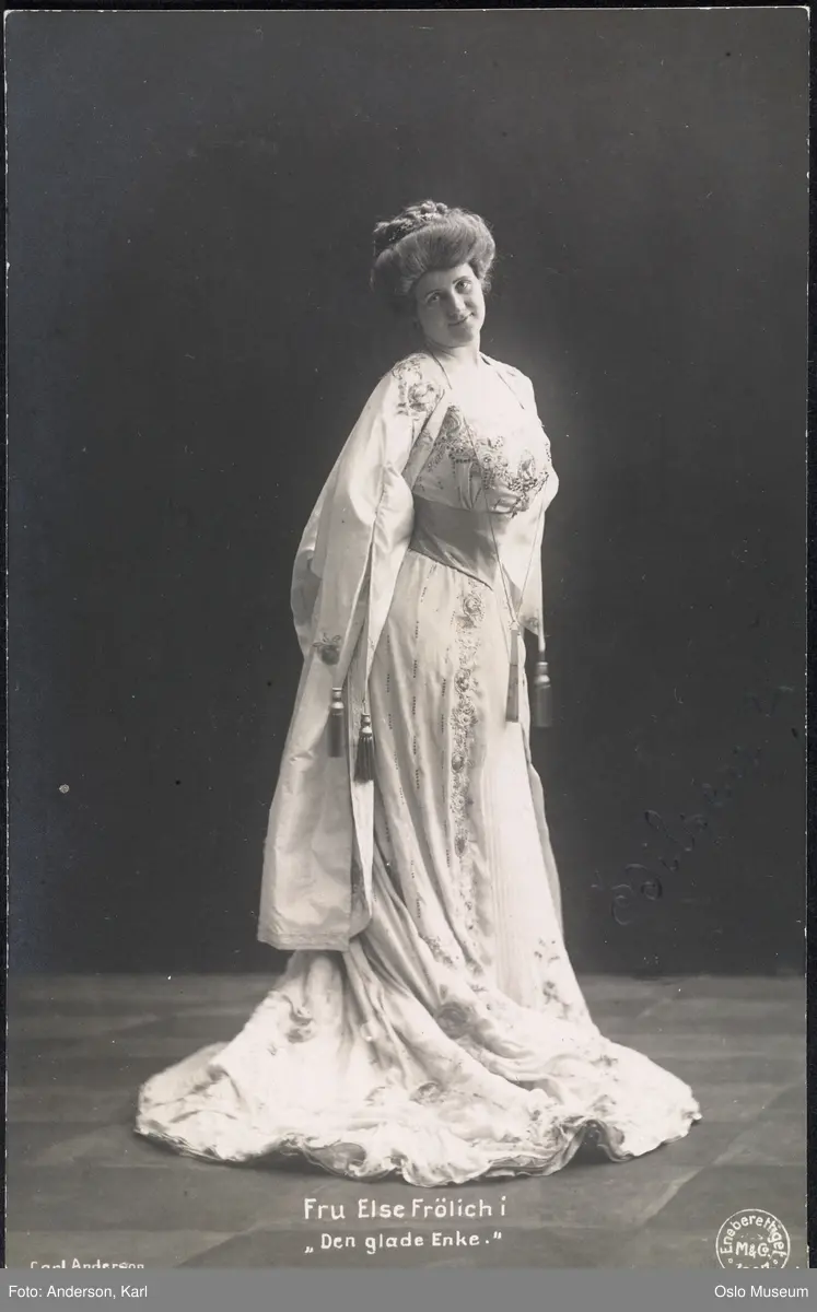 portrett, kvinne, skuespillerinne, sangerinne, rollebilde, "Den glade enke" på Nationaltheatret, stående helfigur, kostyme