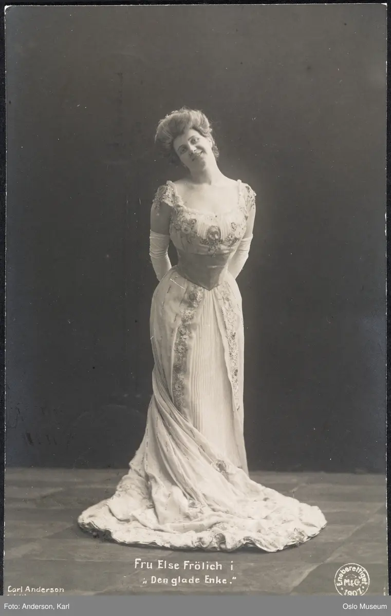 portrett, kvinne, skuespillerinne, sangerinne, rollebilde, "Den glade enke" på Nationaltheatret, stående helfigur, kostyme