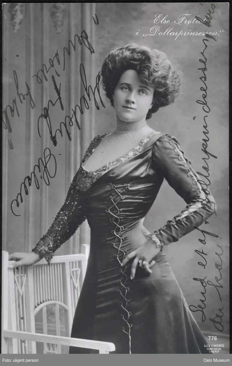 portrett, kvinne, skuespillerinne, sangerinne, rollebilde, "Dollarprinsessen", stående knefigur, kostyme