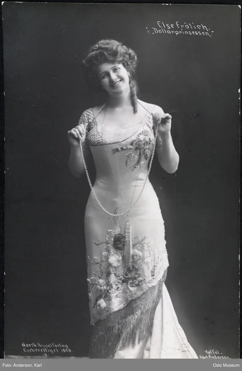 portrett, kvinne, skuespillerinne, sangerinne, rollebilde, "Dollarprinsessen", stående helfigur, kostyme