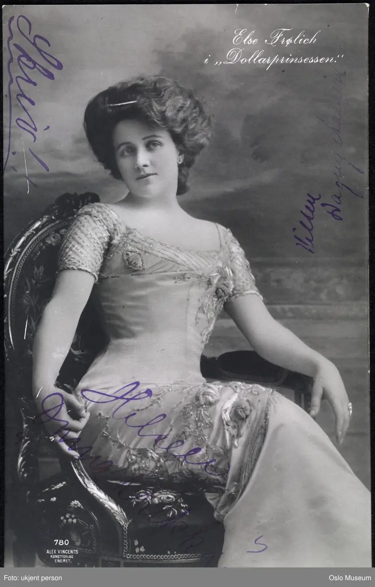 portrett, kvinne, skuespillerinne, sangerinne, rollebilde, "Dollarprinsessen", sittende knefigur, kostyme