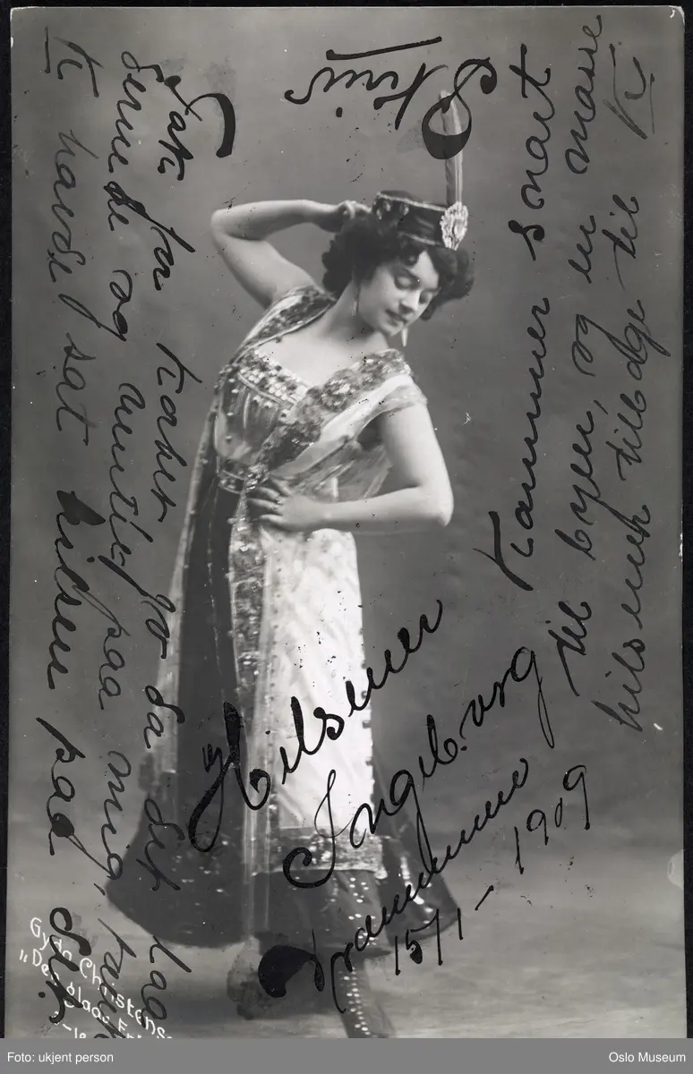 portrett, kvinne, skuespillerinne, rollebilde, Hanna Glawari i "Den glade enke" på Nationaltheatret, stående helfigur, kostyme