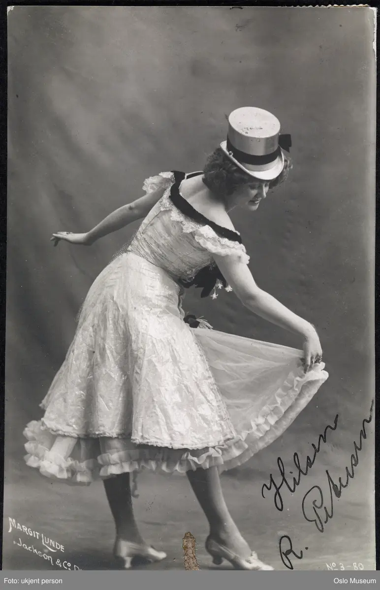 portrett, kvinne, skuespillerinne, rollebilde, "Jackson & Co.s Döttre" på Centralteatret, stående helfigur, kostyme