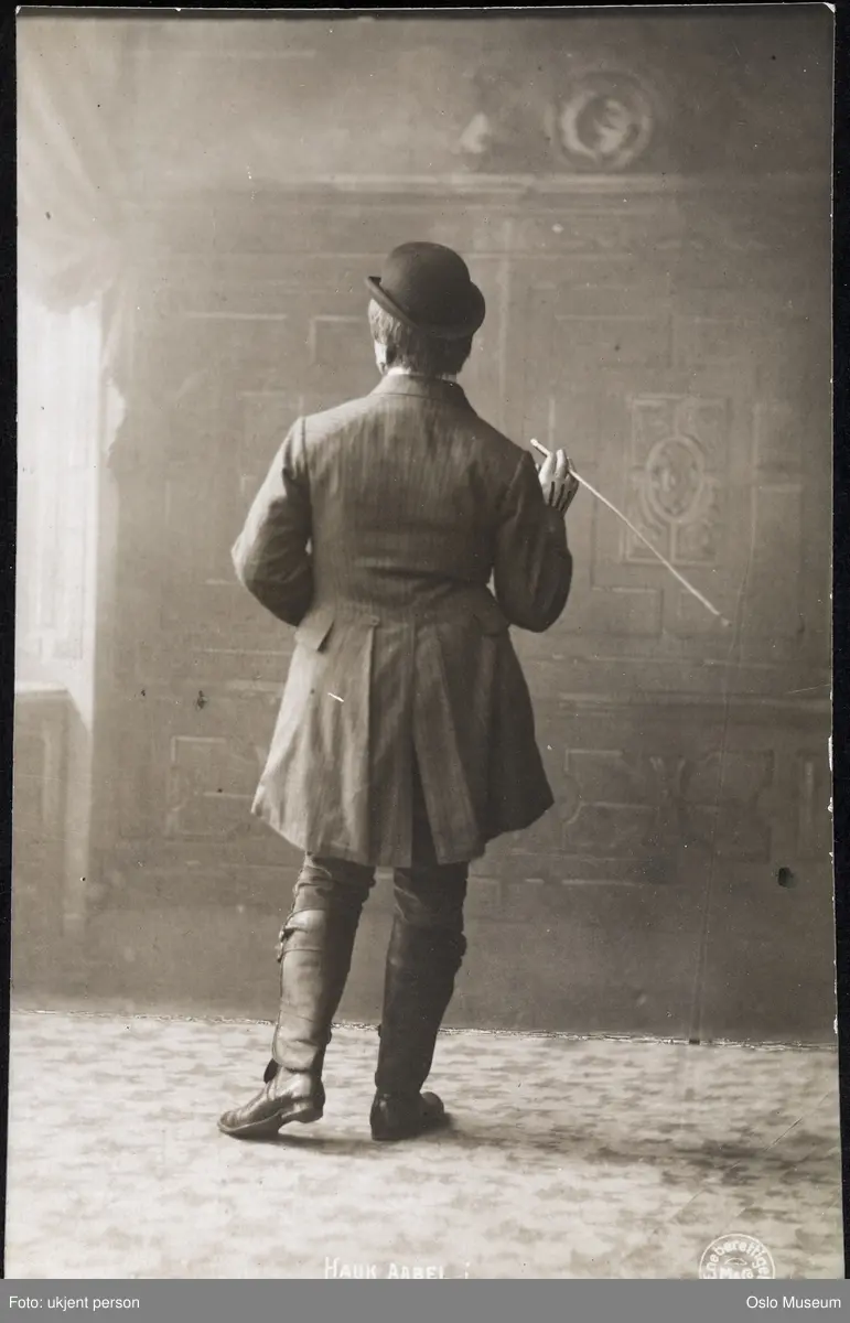 portrett, mann, skuespiller, rollebilde, Fredrik Hamrann i "Ranke Viljer" på Fahlstrøms Theater, ryggvendt stående helfigur, kostyme
