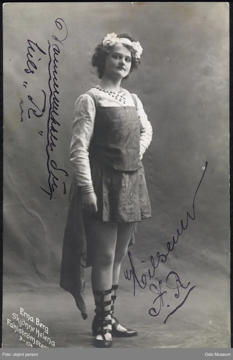 portrett, kvinne, skuespillerinne, rollebilde, Orestes i "Den skjønne Helena" på Fahlstrøns Theater, stående helfigur, kostyme