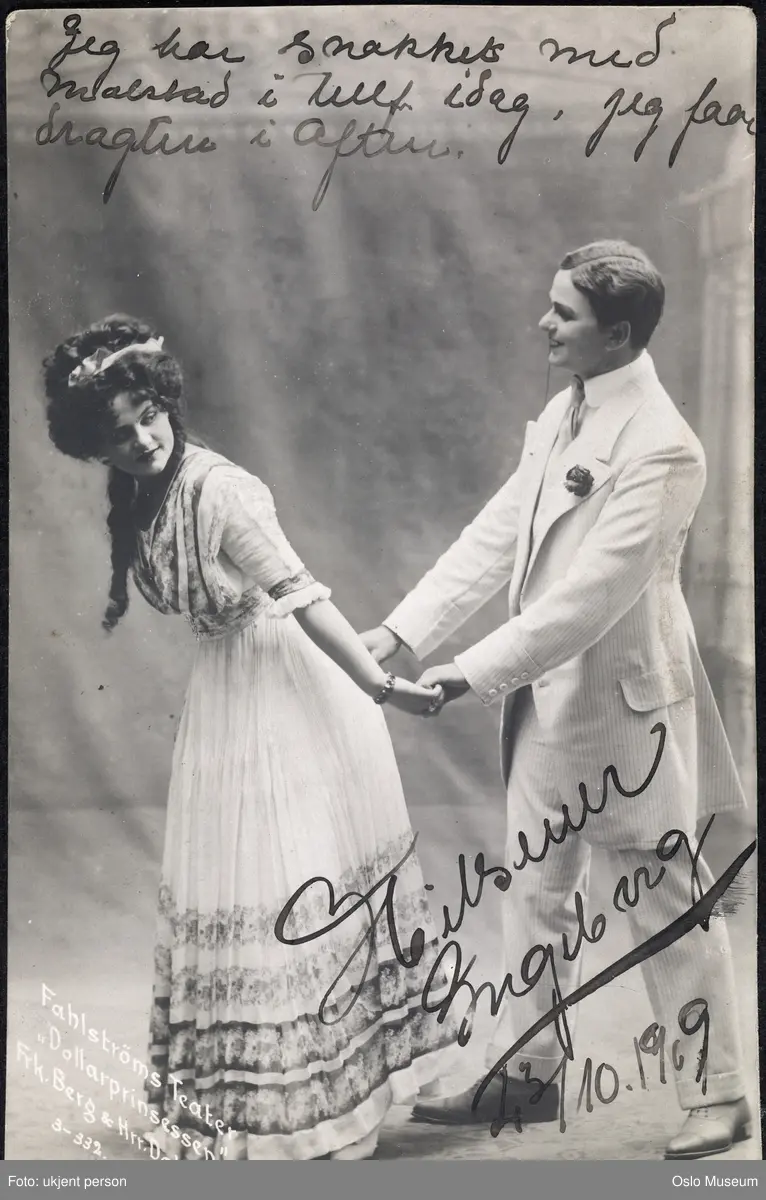 dobbeltportrett, mann, kvinne, operettesangere, rollebilde, Daisy Gray og Hans - friherre von Schlick i "Dollarprinsessen", stående helfigur, kostymer