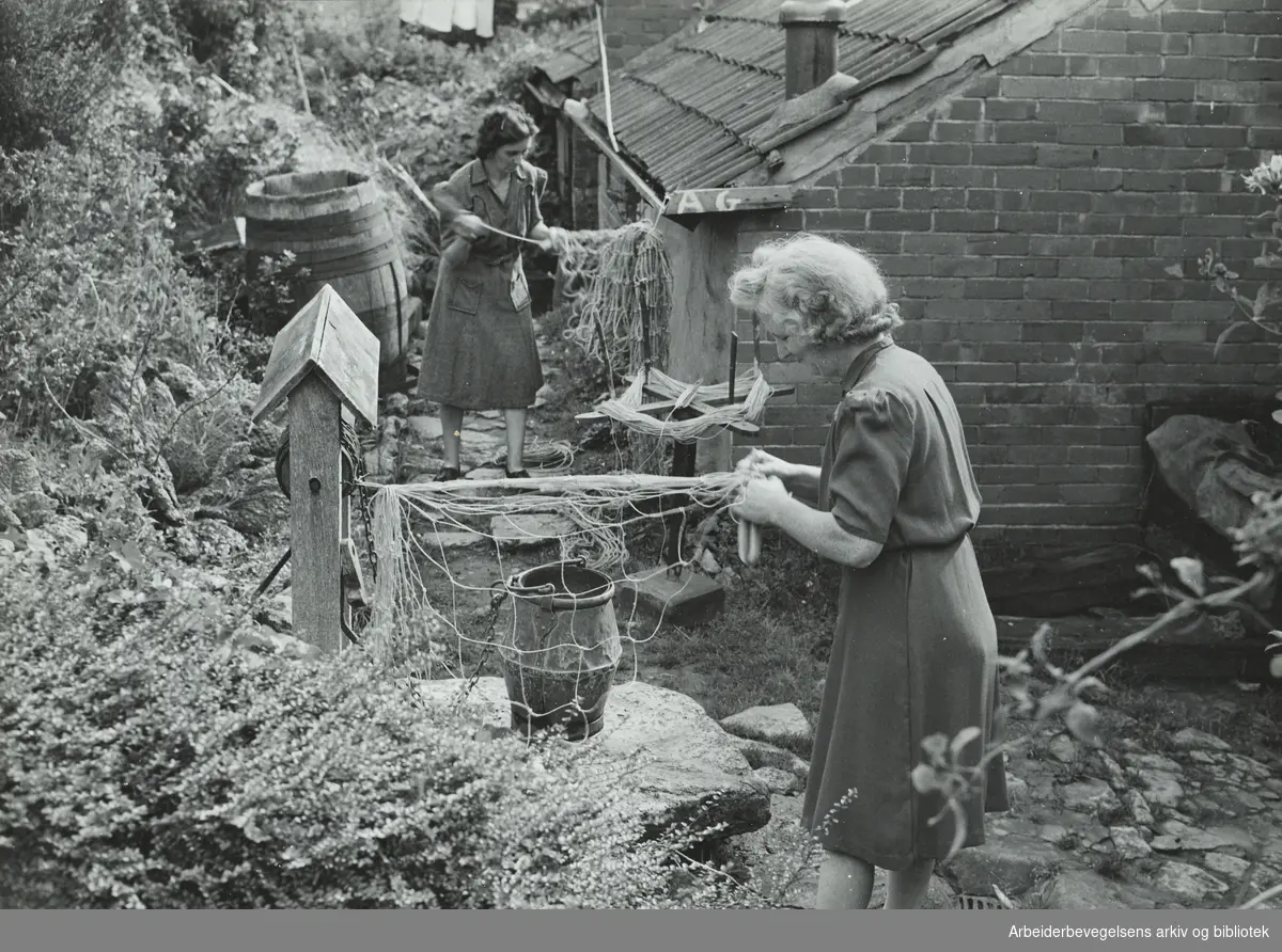 Arbeidslivsreportasje i Magasinet for Alle nr. 17/18 1949 fra en reperbane og fiskegarnfabrikk i Bridport, Dorset i England.