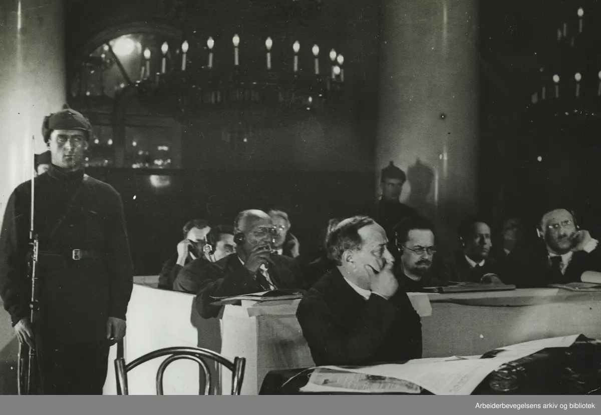 Fra rettsforhandlingene i prosessen mot 14 "kontrarevolusjonære mensjeviker og høyforrædere" i Moskva, mars 1931. Anklagen gikk i hovedsak ut på at de siktede drev sabotasje mot den statlige planleggingsmyndigheten Gosplan. Aktor var Nikolai Krylenko som i 1937 selv ble henrettet av Stalin. En av forsvarerne i forgrunnen.