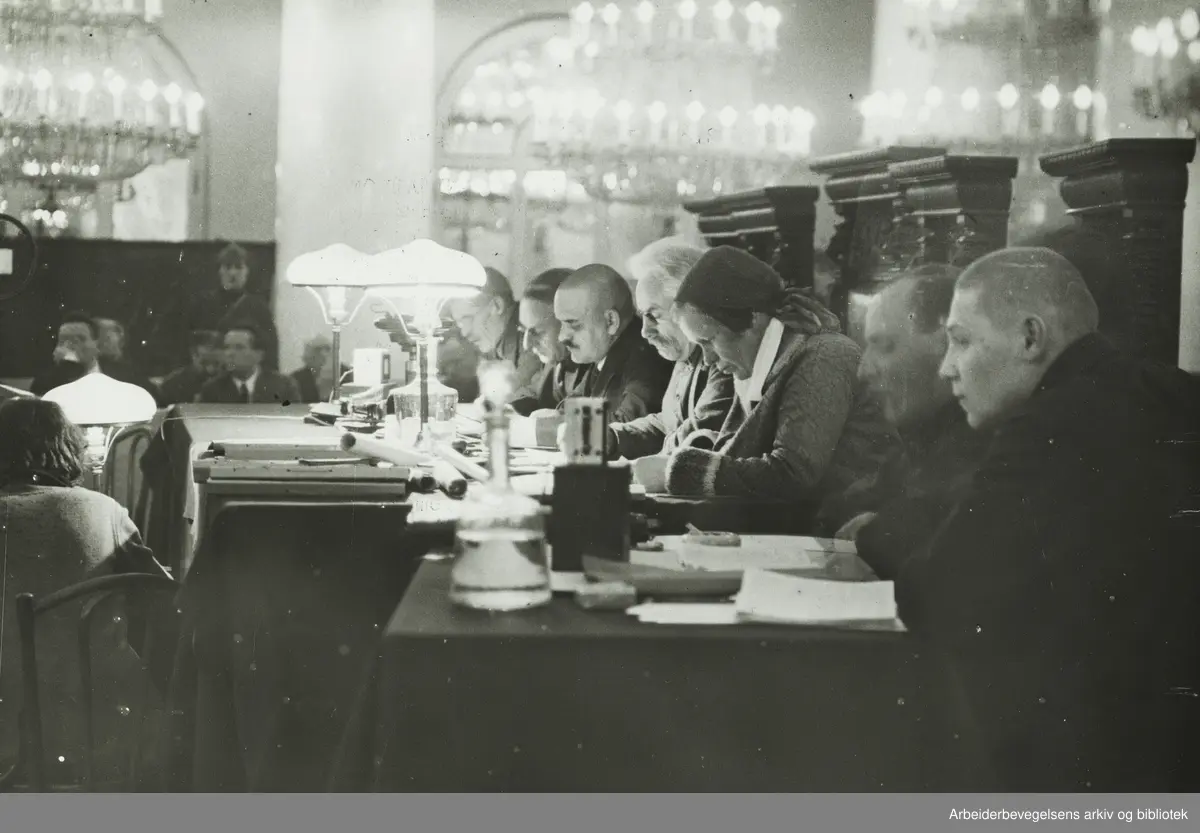 Fra rettsforhandlingene i prosessen mot 14 "kontrarevolusjonære mensjeviker og høyforrædere" i Moskva, mars 1931. Anklagen gikk i hovedsak ut på at de siktede drev sabotasje mot den statlige planleggingsmyndigheten Gosplan. Aktor var Nikolai Krylenko som i 1937 selv ble henrettet av Stalin. Rettens formann Nikolai Shvernik i midten.