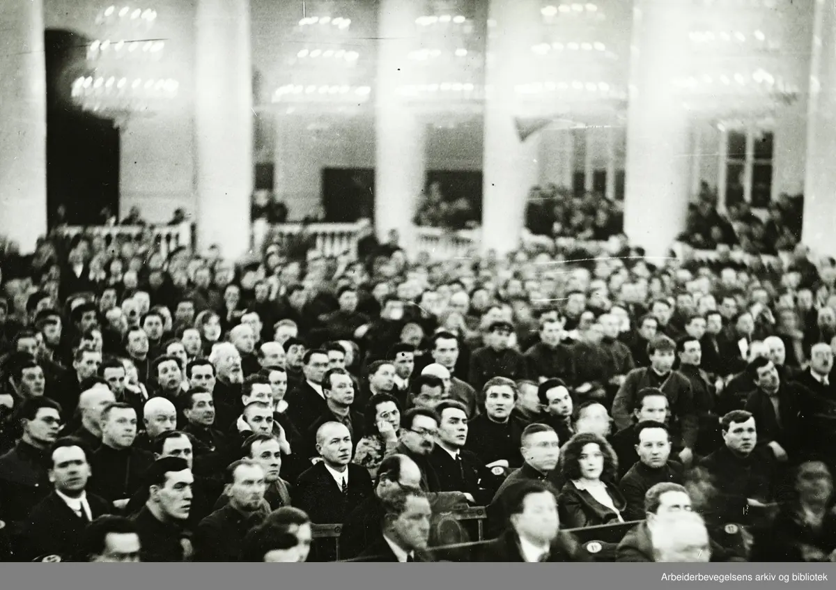 Tilskuere under rettsforhandlingene i prosessen mot 14 "kontrarevolusjonære mensjeviker og høyforrædere" i Moskva, mars 1931. Anklagen gikk i hovedsak ut på at de siktede drev sabotasje mot den statlige planleggingsmyndigheten Gosplan. Aktor var Nikolai Krylenko som i 1937 selv ble henrettet av Stalin.