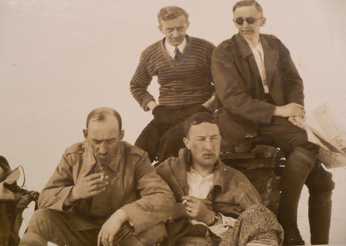 Isak Shotland (foran høyre) sammen med Oscar Haugen (foran venstre). To ukjente menn bak. Foto sannsynligvis tatt i nærheten av Tromsø