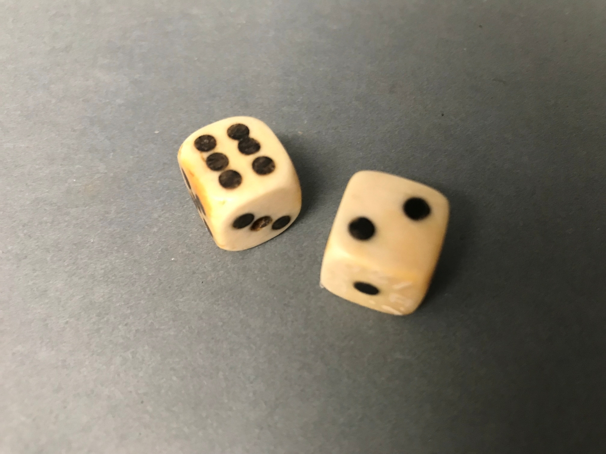 To terninger av ordinær type.