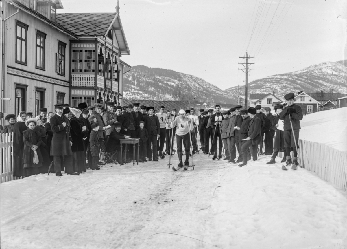 Skirenn med start ved Vinstra hotel. Skiløpere og publikum.