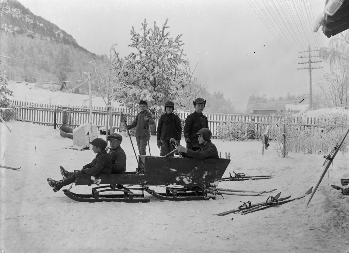 Gutter med rattkjelke og ski utenfor Fronheim, hjemmet til Hans H Lie, Vinstra