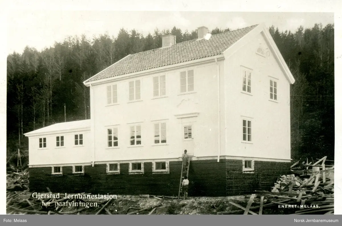 Gjerstad jernbanestasjon under bygging -Norsk Jernbanemuseum ...