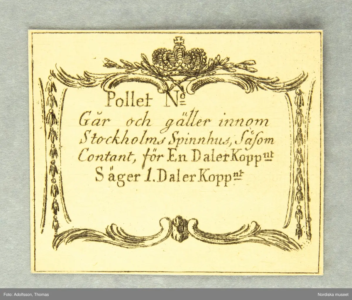 Huvudliggaren:
"Polletter. 'Går och gäller innom Stockholms Spinnhus, såsom Contant.'
a. för Halft Öre Kopp/nt.
b. för Ett Öre Kopp/nt.
c. för Två Öre Kopp/nt.
d. för Fem Öre Kopp/nt.
e. för Sex Öre Kopp/nt.
f. för Sexton Öre Kopp/nt.
g. för Tjugufyra Öre Kopp/nt.
h. för En Daler Kopp/nt.
Gm byte med ingeniör John Linder 16/12 1895."