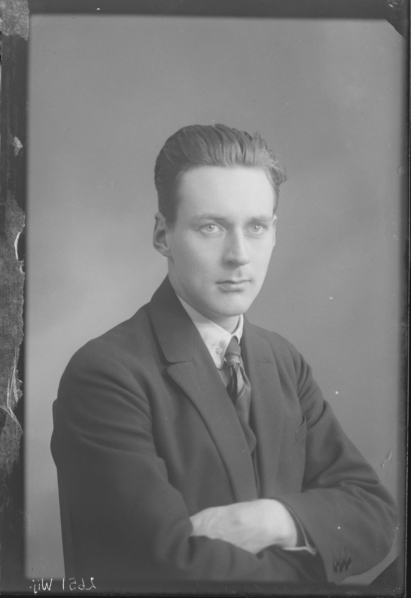 Föreställer folkskoleläraren och organisten Josef Sjögren, född 1901-05-16 i Norrköpings Sankt Olai, död 1965-10-25 i Malung. Här bosatt på Aroslund 24A i Västerås.