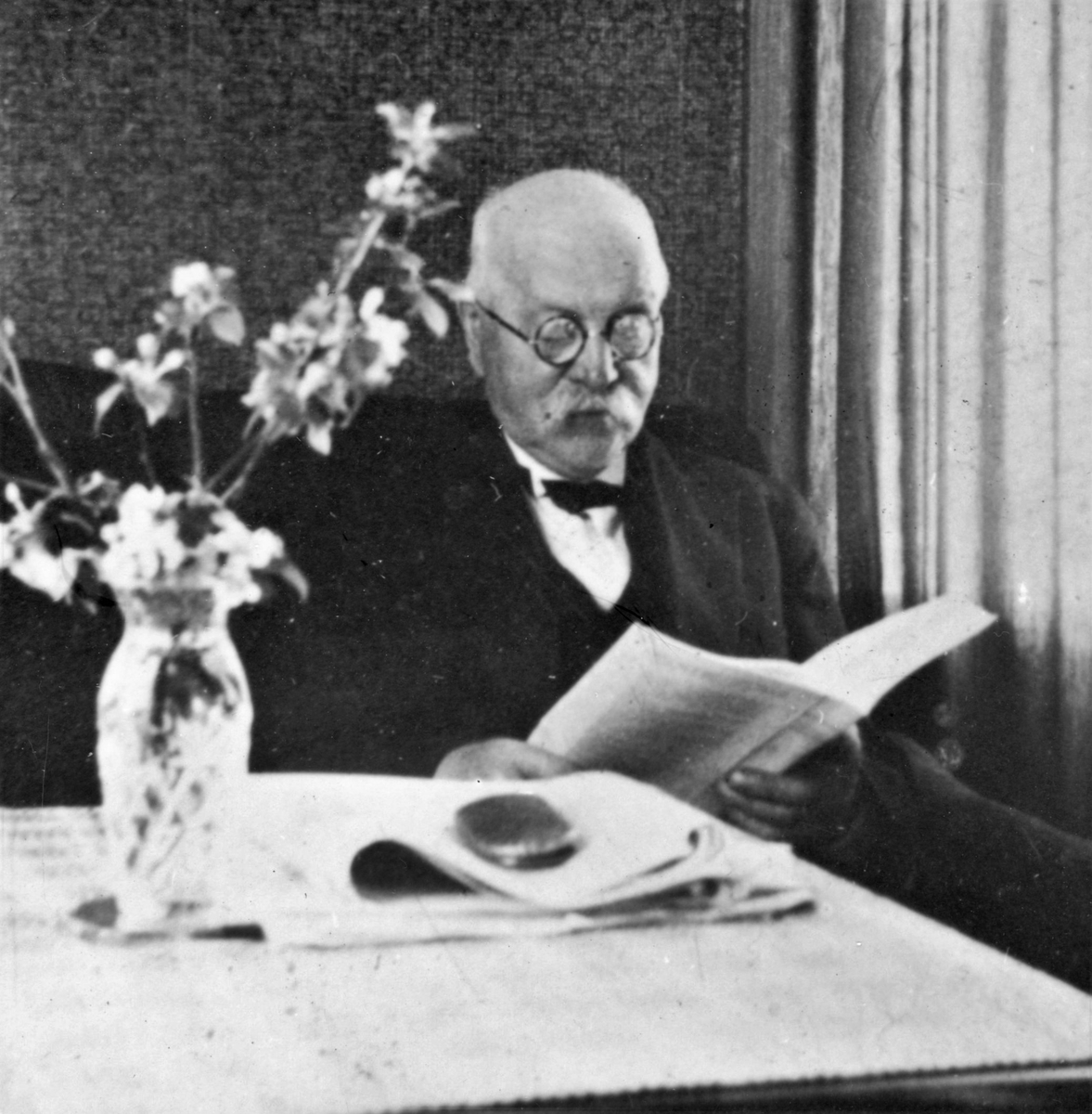 Förre stationsinspektor Carl J Carlsson (Karl J Karlsson) Ullared. Bilden var publicerad i Hallands Nyheter, 1943-11-18: "Då Falkenbergs järnväg tog slut i Fridhemsberg."