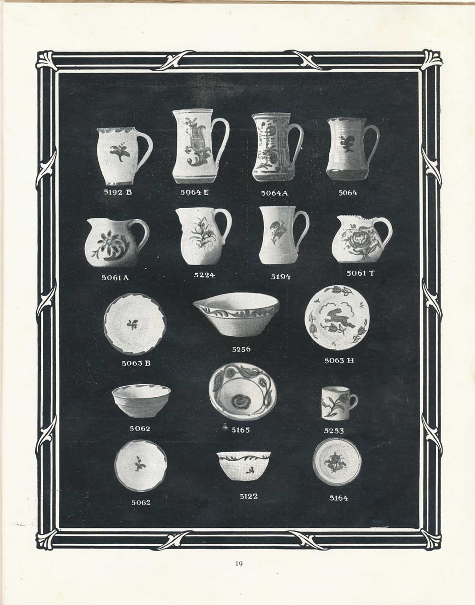 Produktkatalog över Gabrielfajanser från Bobergs Fajansfabrik AB. Innehåller föremål av Gabriel Burmeister som arbetade vid Bobergs fajansfabrik 1922-1925. Han grundade sin egen fabrik i Timmernabben 1925, Gabriel Keramik.