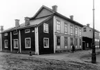 Stadsgata. På gatuskylten står Qv Långreven. Tid efter 1907.