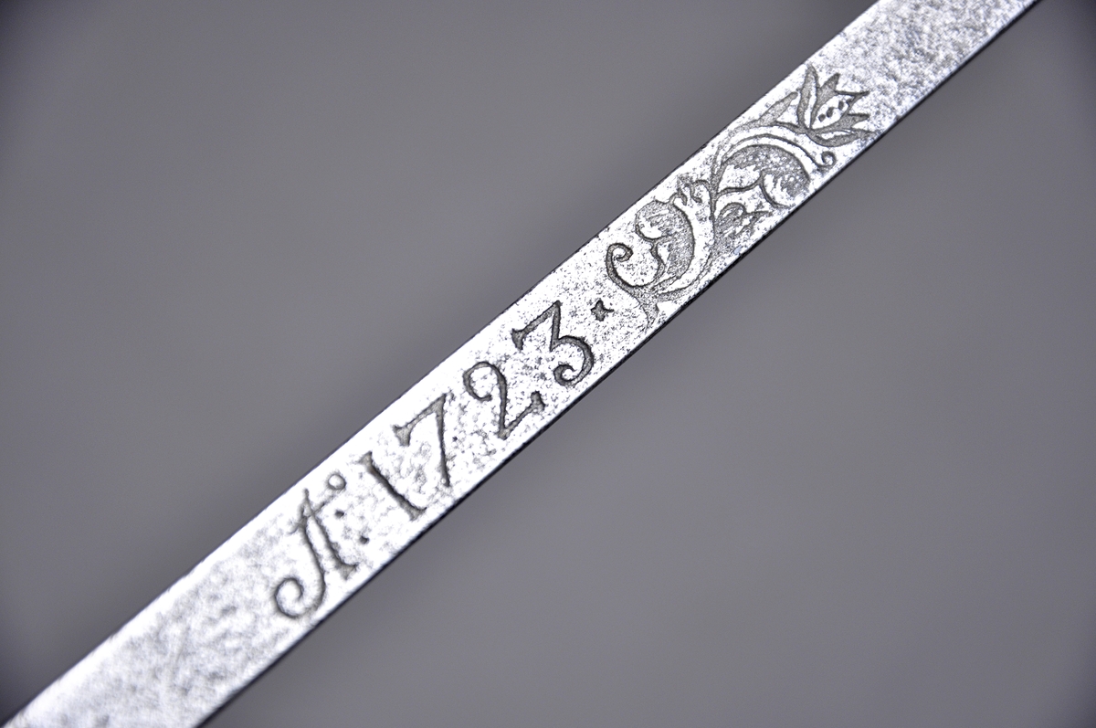 Aln av järn 4 alnar lång Tillverkad av MCSC  Wira Bruk 1723 Justerad av JH 1730-02-10