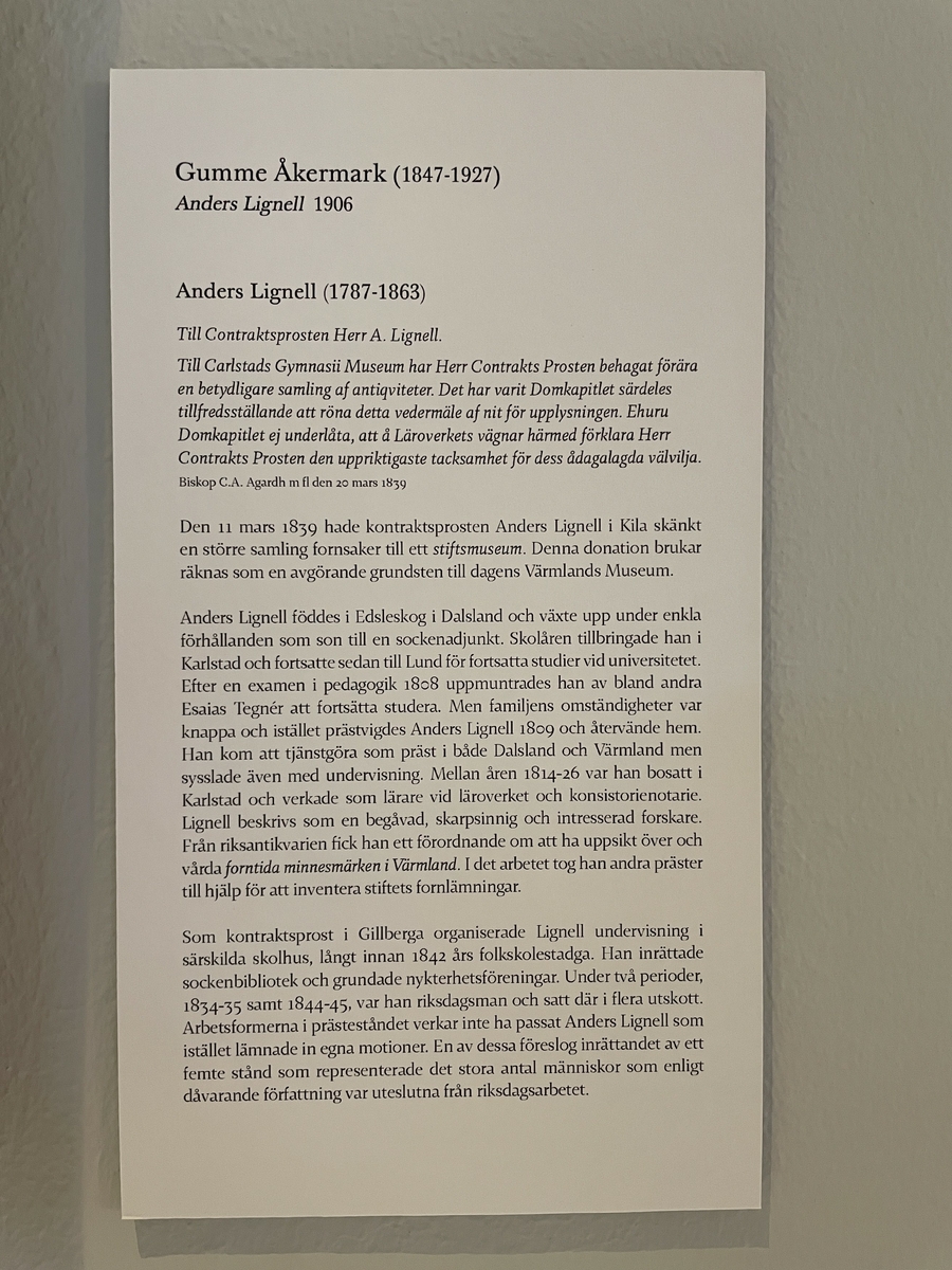 Porträtt av Anders Lignell. Lignell är avbildad i halvfigur iklädd kaftan och elva. På bröstet bär han Vasaorden i grönt band. Bakgrunden är varmt gulbrun. Signerad och daterad i övre vänstra hörnet.