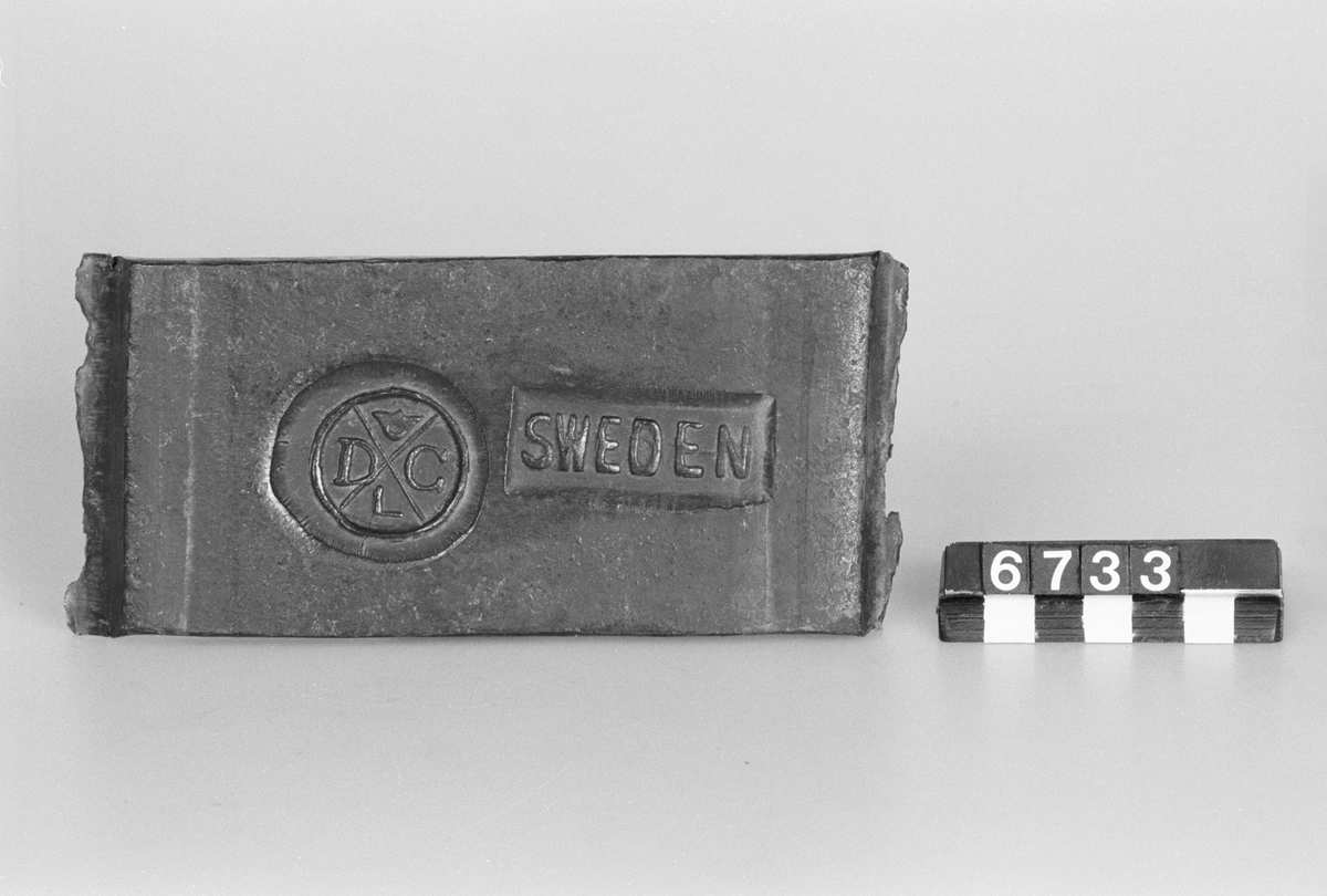 Prov på lancashirestångjärn, 3 tum x 5/8 tum, med stämpel. 6 aug. 1929. Smältan framställd av tackjärn från Gimo masugn i lancashirehärd från 1880-talet med dubbel hjälpbrytare. Märkt: DLC, SWEDEN. Tjocklek: 15 mm.