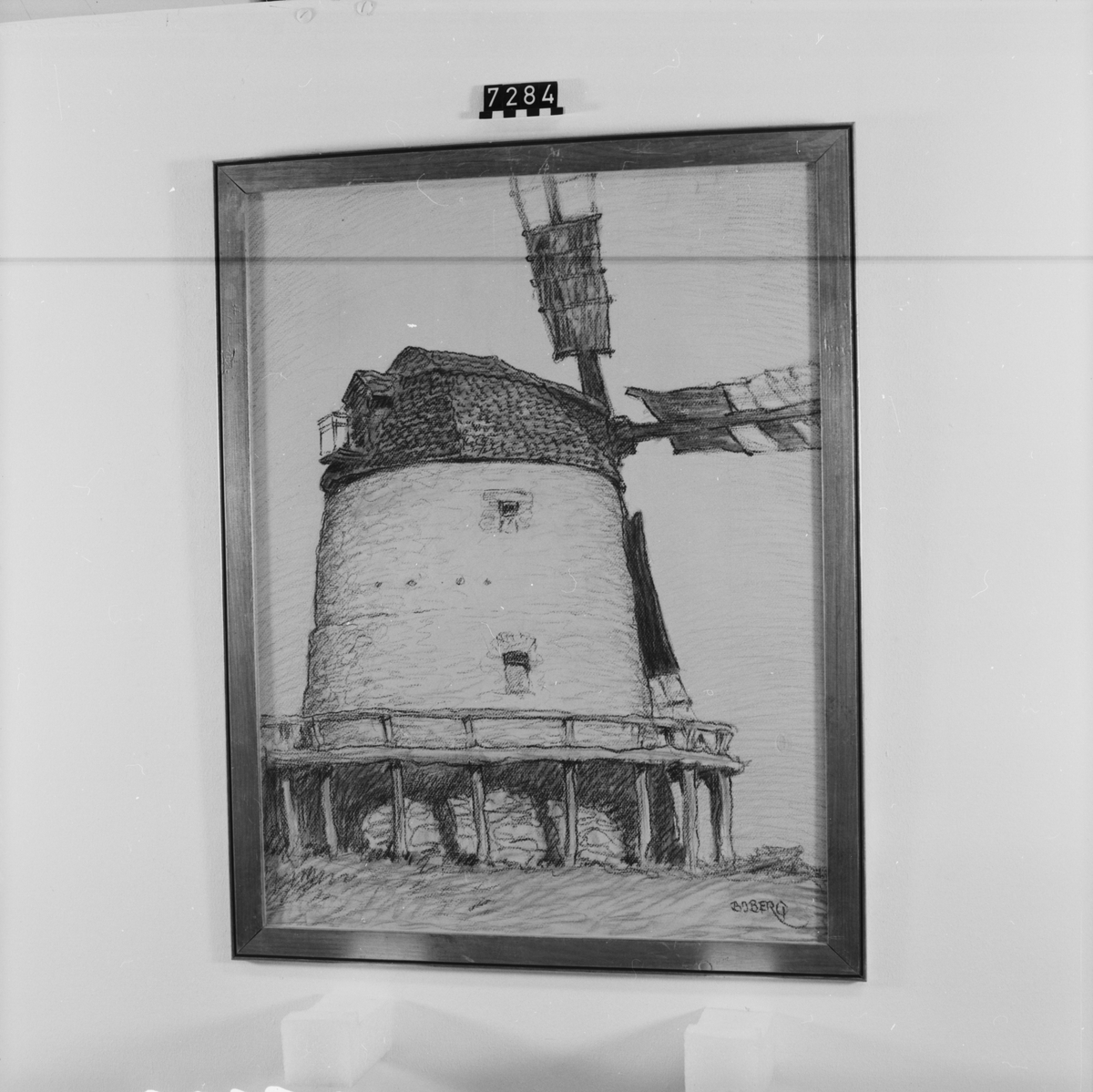 Signerad: "Boberg". På tavlans baksida: "Väderkvarn vid Högby# (Öland) 1924". "Ferdinand Boberg". I glas och förgylld ram.
