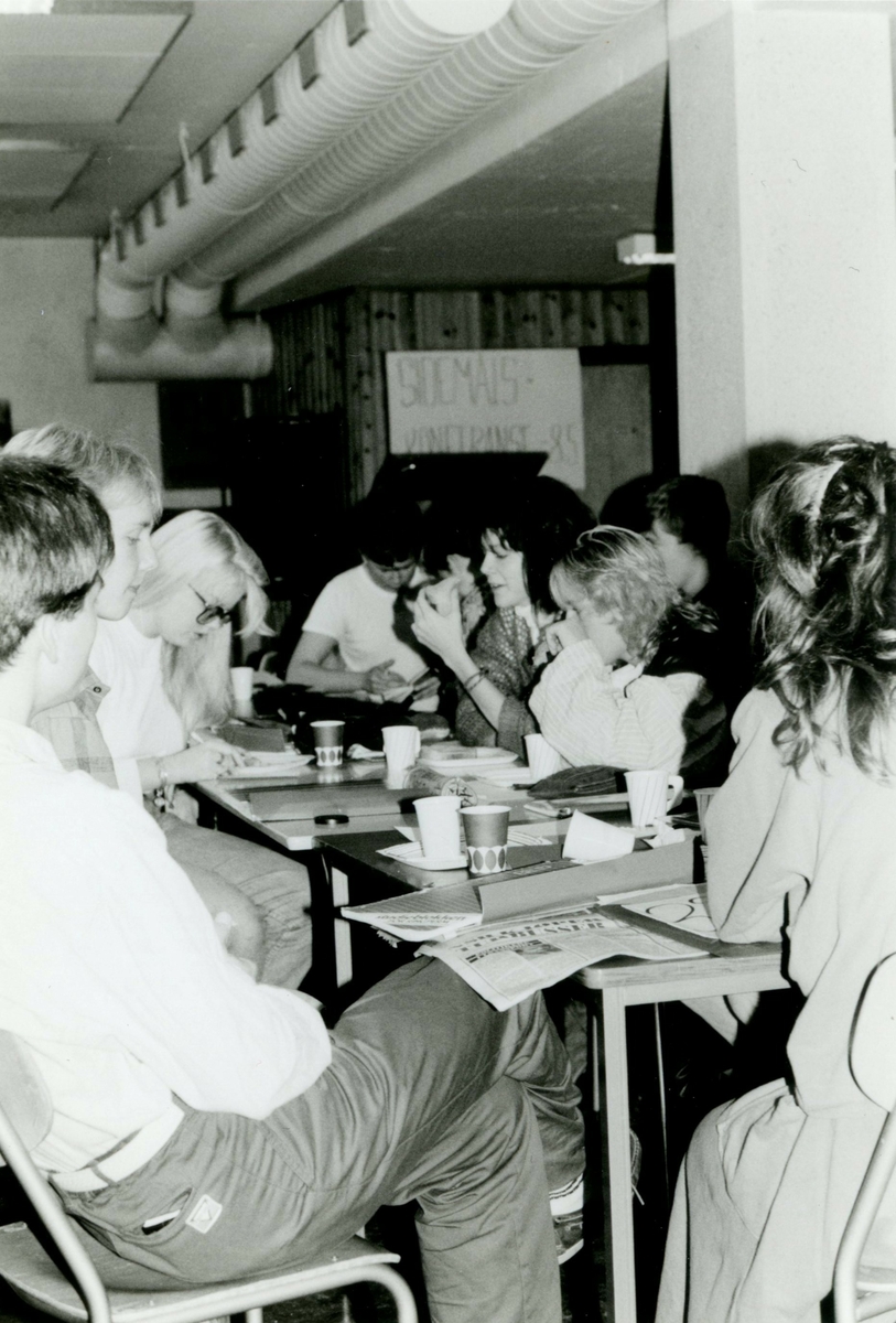 Fotografi frå arkivet til Norsk Målungdom. Biletet er frå sidemålskonferansen i 1985. Det er uvisst kven fotografen er.

Dette er eit av fleire foto frå arkivet til Norsk Målungdom. For innsyn ta kontakt med Nynorsk kultursentrum.